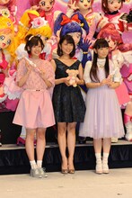 会見の様子。前列左から高橋李依、新妻聖子、堀江由衣。