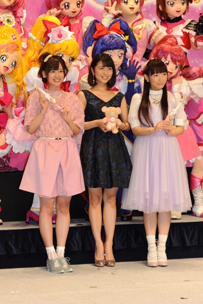 会見の様子。前列左から高橋李依、新妻聖子、堀江由衣。