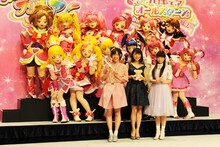 会見の様子。前列左から高橋李依、新妻聖子、堀江由衣。