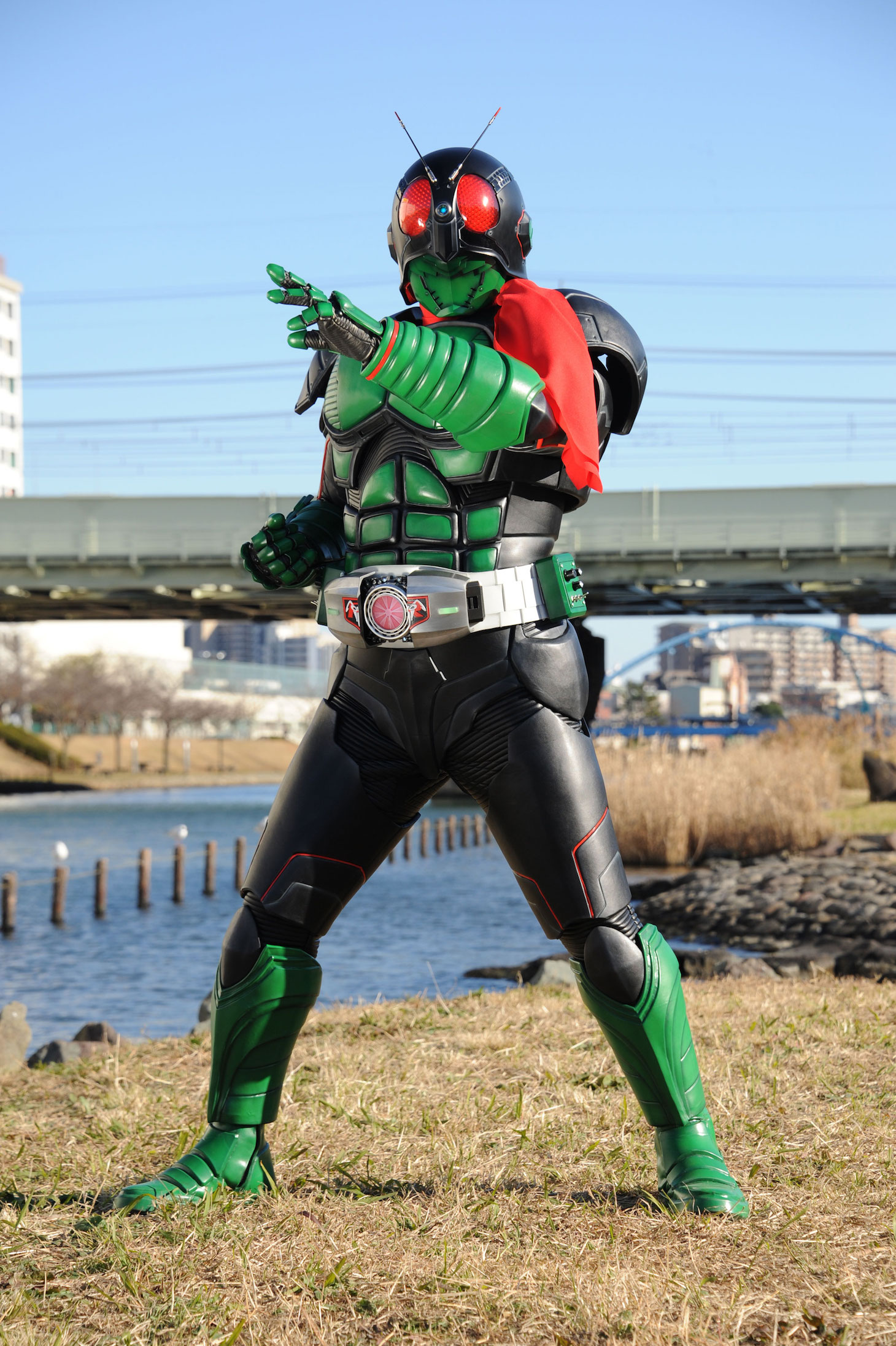 「仮面ライダー1号」より、仮面ライダー1号。(c)「仮面ライダー1号」製作委員会　(c)石森プロ・テレビ朝日・ADK・東映