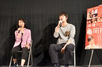 左から横浜聡子、新井浩文。