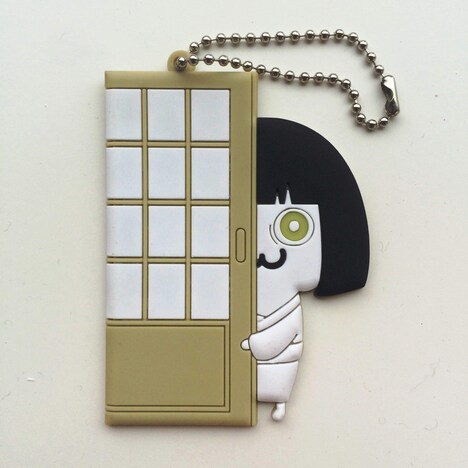 劇場前売り券特典の“のぞきめちゃん”バッグチャーム。(c)2015 映画「のぞきめ」製作委員会