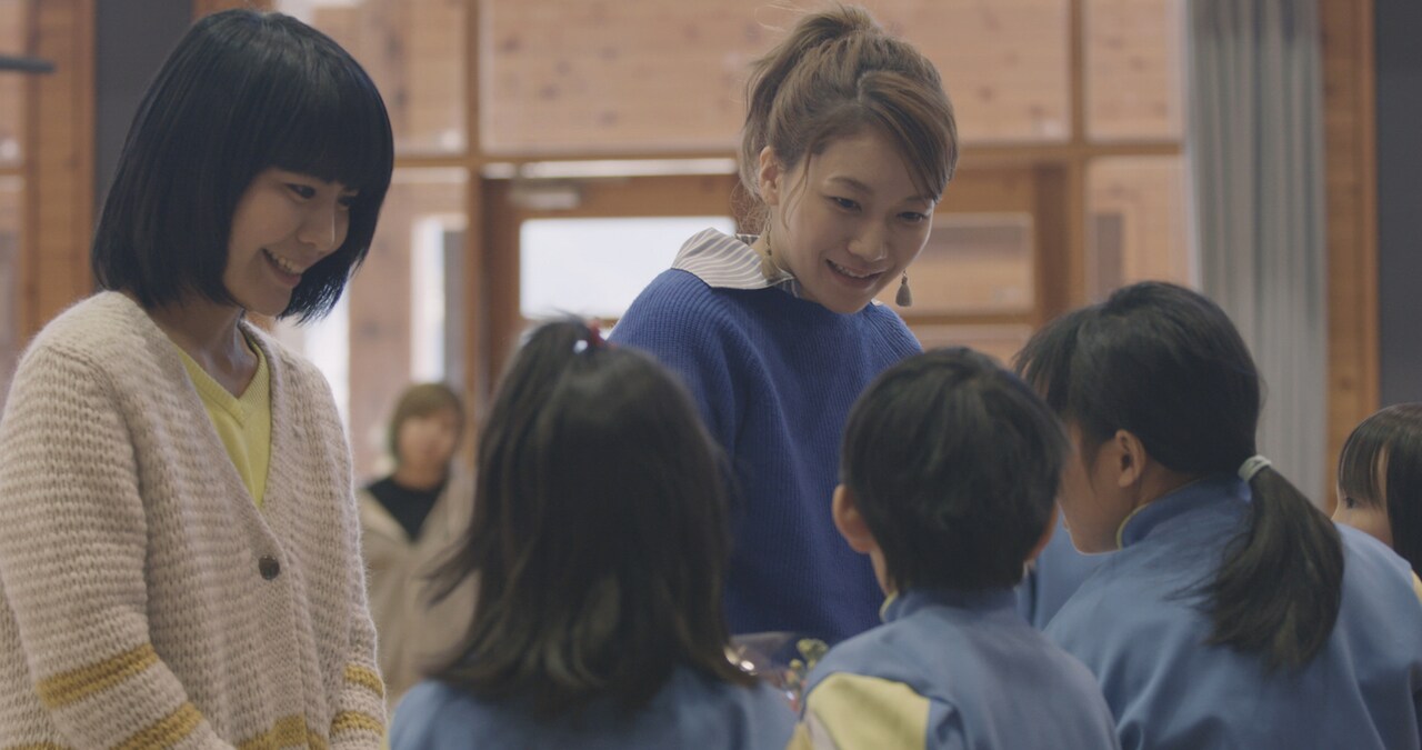 チャットモンチー、故郷・徳島のドキュメンタリーで休校間近の小学校訪れる