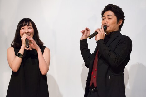 左から麻生久美子、安田顕。