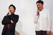 左から安田顕、戌井昭人。