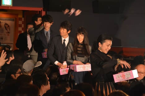 豆の入った巾着を客席に投げ込むキャストたち。