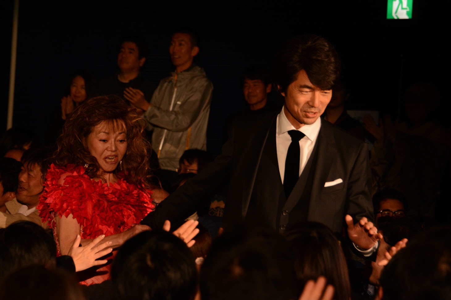 「さらば あぶない刑事」初日舞台挨拶にて、木の実ナナ（左）をエスコートする仲村トオル。