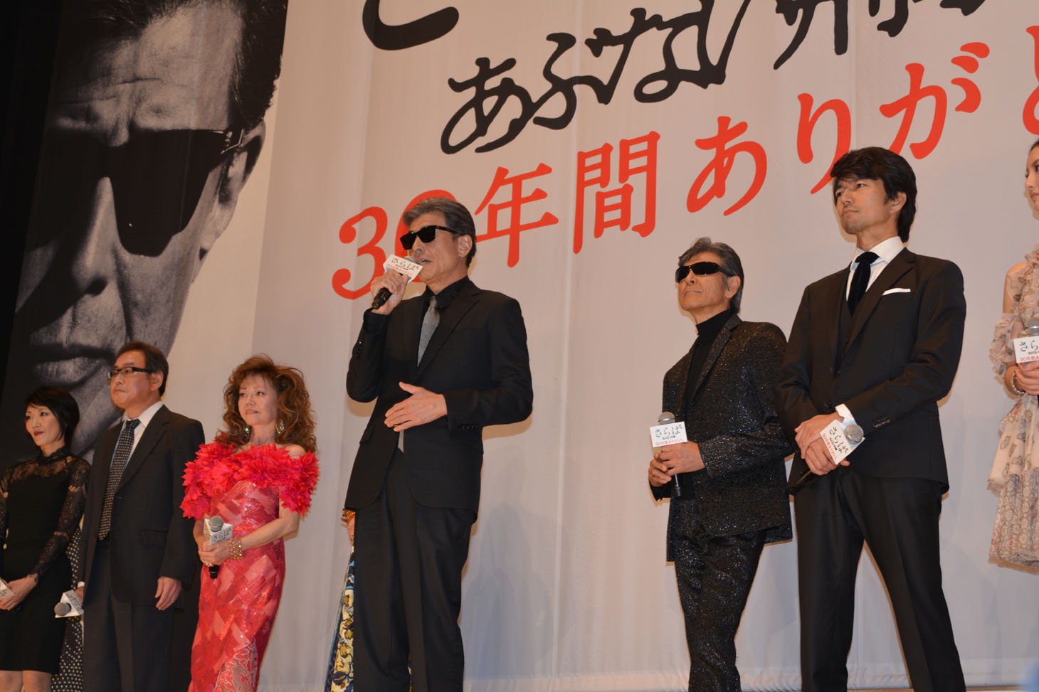 客席に挨拶する舘ひろし（中央）。