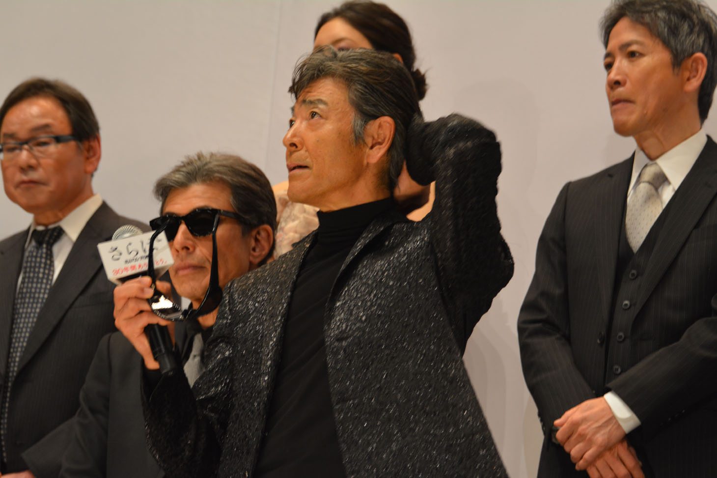 サングラスを外した柴田恭兵。
