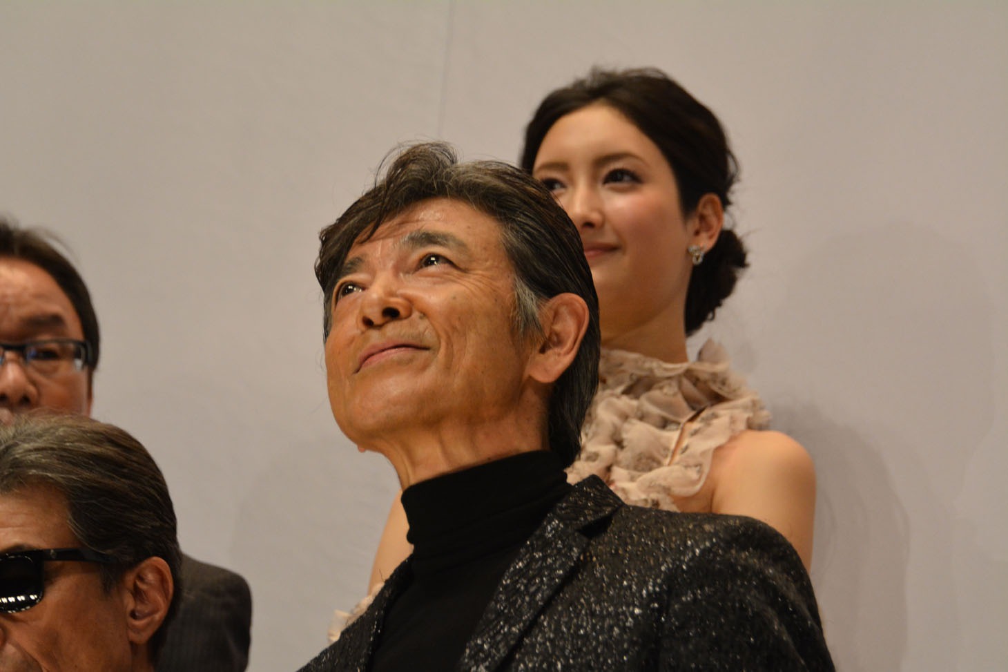 うっすらと目に涙を浮かべる柴田恭兵。
