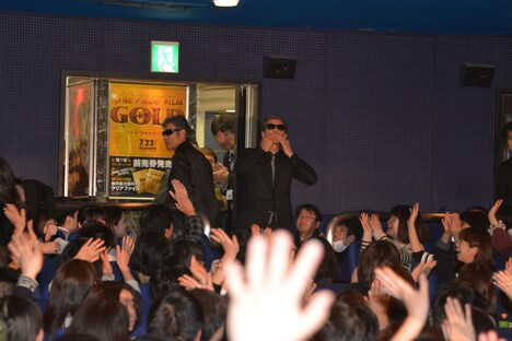 最後にファンへ投げキッスを送った舘ひろし(右)。