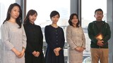 「ママ、ごはんまだ？」囲み取材の様子。左から一青妙、藤本泉、木南晴夏、河合美智子、白羽弥仁。（写真提供：北國新聞社）