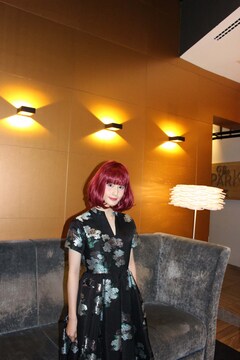 橋本愛が赤髪ウィッグ姿披露 リリー フランキーらとロッテルダム映画祭に出席 映画ナタリー