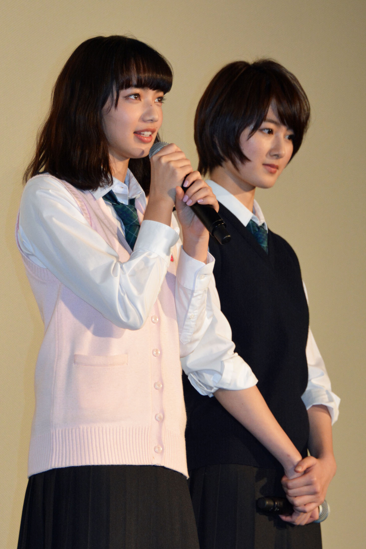 左から小松菜奈、高月彩良。