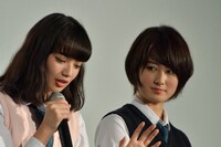 左から小松菜奈、高月彩良。