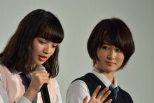 左から小松菜奈、高月彩良。