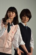 左から小松菜奈、高月彩良。