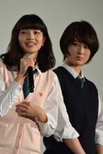左から小松菜奈、高月彩良。