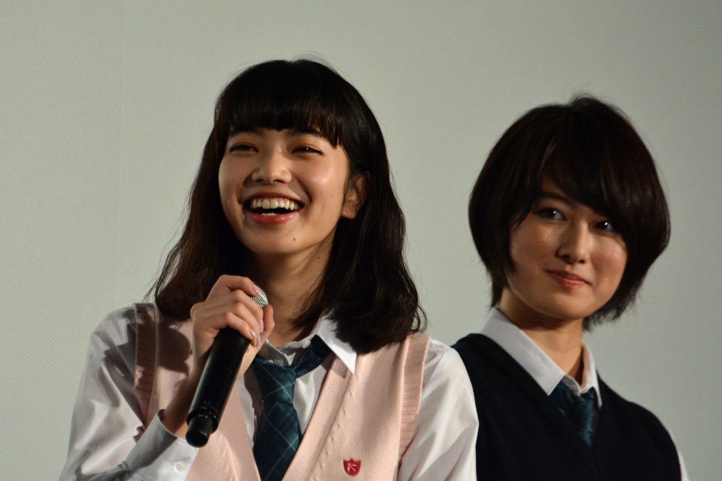 岸優太が黒崎のセリフを早口でまくしたてたのを聞き、笑う小松菜奈（左）と高月彩良（右）。