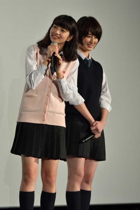 左から小松菜奈、高月彩良。