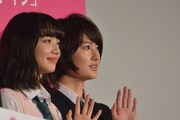 左から小松菜奈、高月彩良。