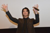 観客に手を振る野村周平。