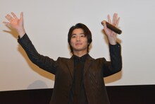 観客に手を振る野村周平。