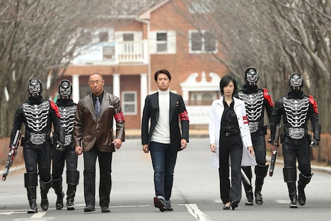 「仮面ライダー1号」より、左から武田幸三演じるバッファル、阿部力演じるウルガ、長澤奈央演じるイーグラ。(c)「仮面ライダー1号」製作委員会　(c)石森プロ・テレビ朝日・ADK・東映