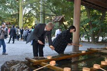 熱田神宮を参拝した小栗旬（左）と柴咲コウ（右）。