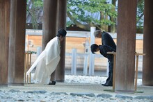 熱田神宮を参拝した小栗旬と柴咲コウ。