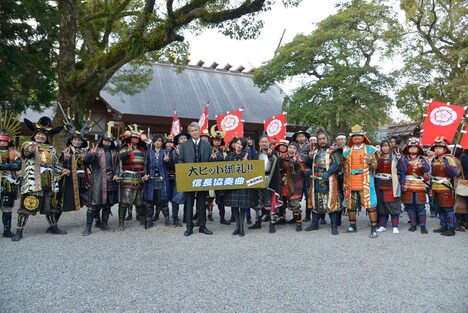 熱田神宮を参拝した小栗旬（中央左）と柴咲コウ（中央右）。