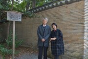 熱田神宮を参拝した小栗旬（左）と柴咲コウ（右）。