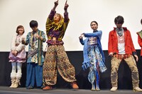 サインボール投げの前にストレッチするジュウオウジャーチーム。