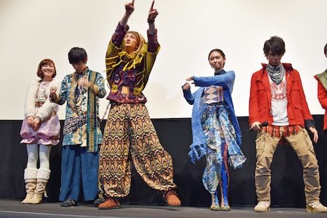 サインボール投げの前にストレッチするジュウオウジャーチーム。