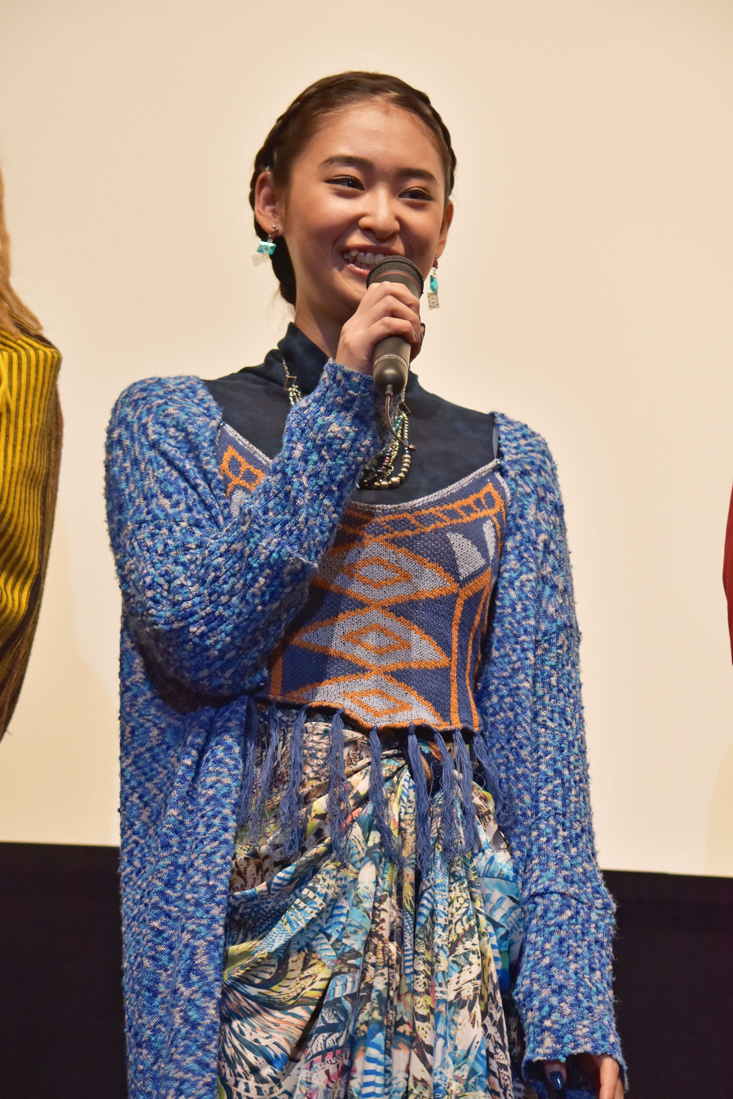 「久々の青のヒロインなので、『青のヒロインと言えば私』というふうになれるようにがんばりたい」と話した柳美稀。