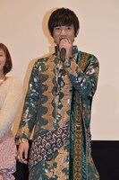 撮影中にじゃんけんで負けた男子キャストが筋トレをするというゲームをしていたところ、筋肉痛で変身ができなかったと話した渡邉剣。