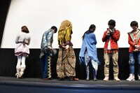 衣装のしっぽをアピールするジュウオウジャー。