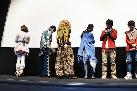 衣装のしっぽをアピールするジュウオウジャー。