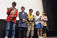 ジュウオウジャーに伝授したい忍術を聞かれ「初心忘るべからずの術！」と答えた西川俊介（左端）と、うまい答えに驚くニンニンジャーチーム。