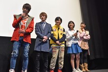 ジュウオウジャーに伝授したい忍術を聞かれ「初心忘るべからずの術！」と答えた西川俊介（左端）と、うまい答えに驚くニンニンジャーチーム。