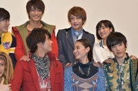 柳美稀の肩に手を置くことをためらう松本岳（後列中央右）。