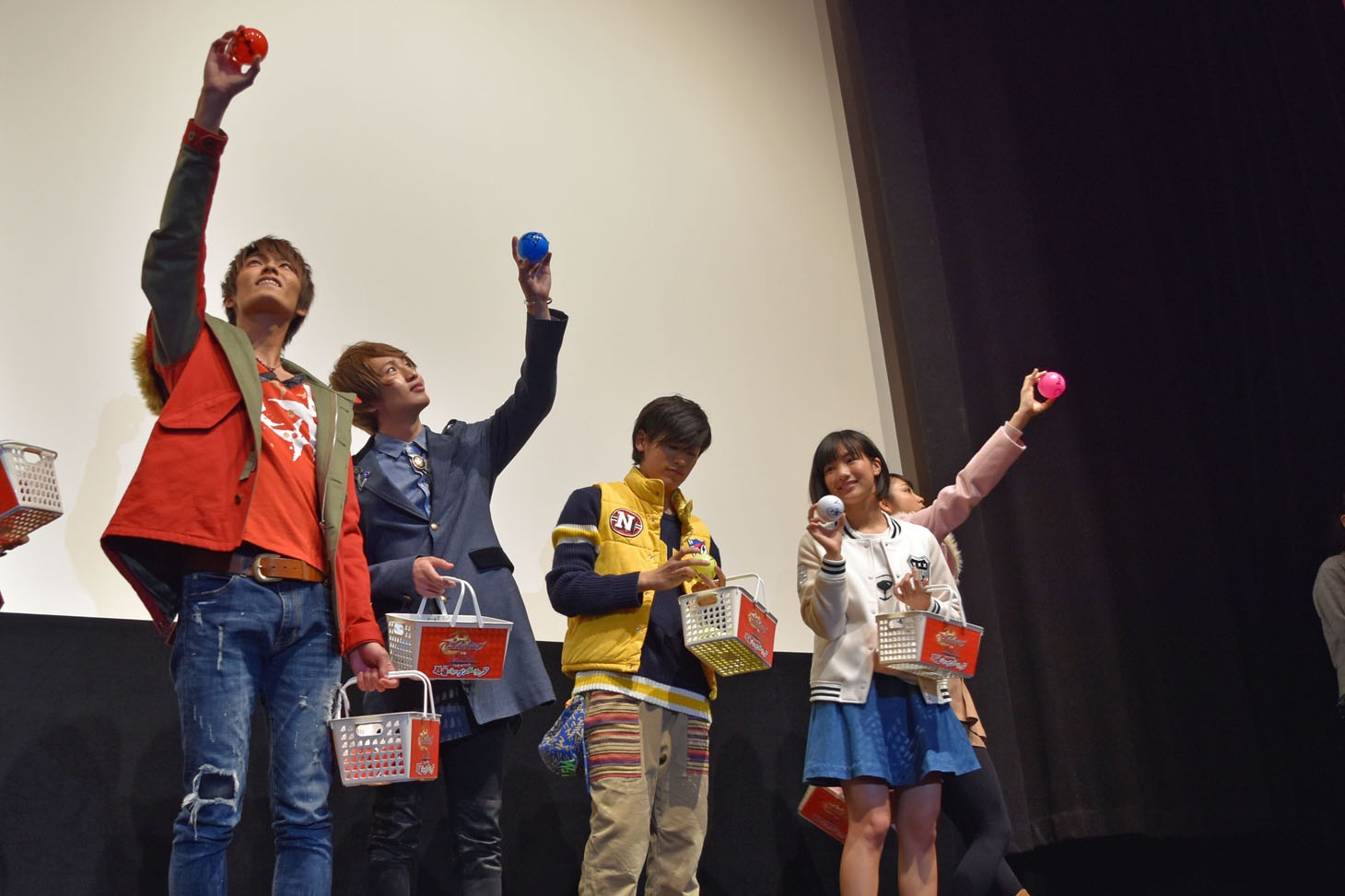サインボール投げの様子。