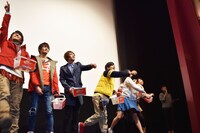 サインボール投げの様子。