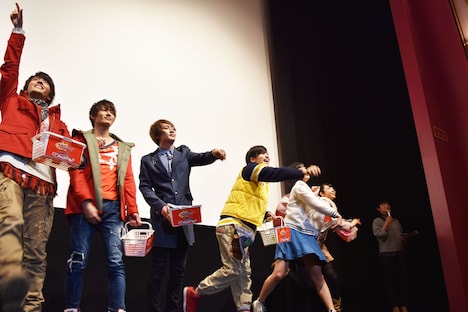 サインボール投げの様子。