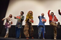 サインボール投げの様子。