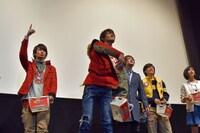 最後にボールを投げた西川俊介（中央）。