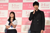 左から橋本環奈、長谷川博己。