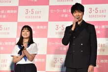 左から橋本環奈、長谷川博己。