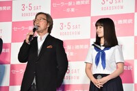 左から武田鉄矢、橋本環奈。