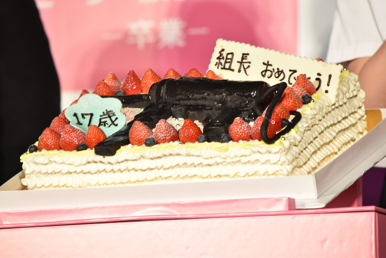 機関銃をモチーフにデコレーションされた誕生日ケーキ。